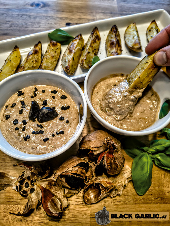 Cremig-herzhafter Black Garlic Dip