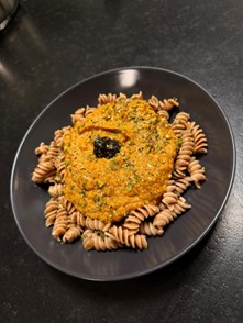 Kürbis Feta Pasta mit schwarzem Knoblauch