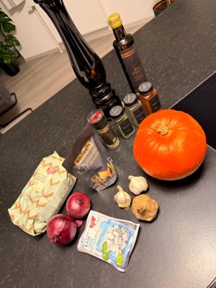 Zutaten für die Kürbis-Feta Pasta mit schwarzem Knoblauch