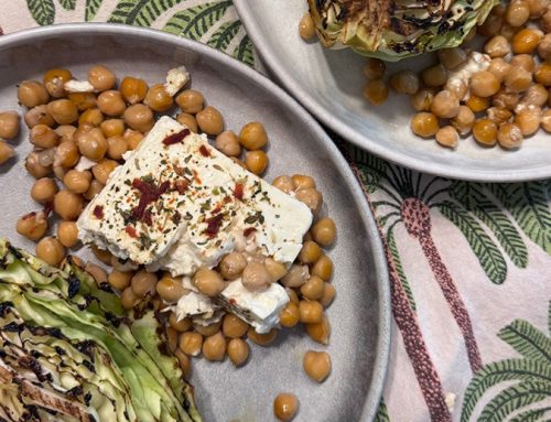 Ofenkraut mit schwarzem Knoblauch, Feta & Kichererbsen