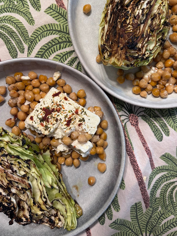 Ofenkraut mit schwarzem Knoblauch, Kichererbsen und Feta