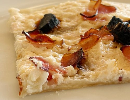 Schwarzer Knoblauch-Flammkuchen
