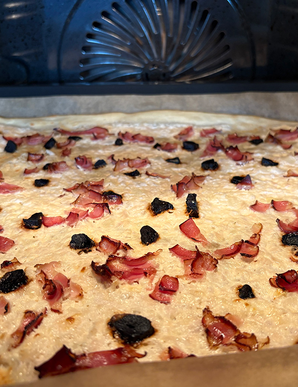 Black Garlic Flammkuchen im Backrohr Mobilversion